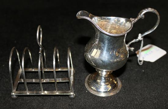 A small helmet jug and toast rack(-)